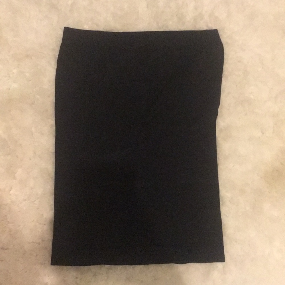 Black sleeveless and strapless tube top